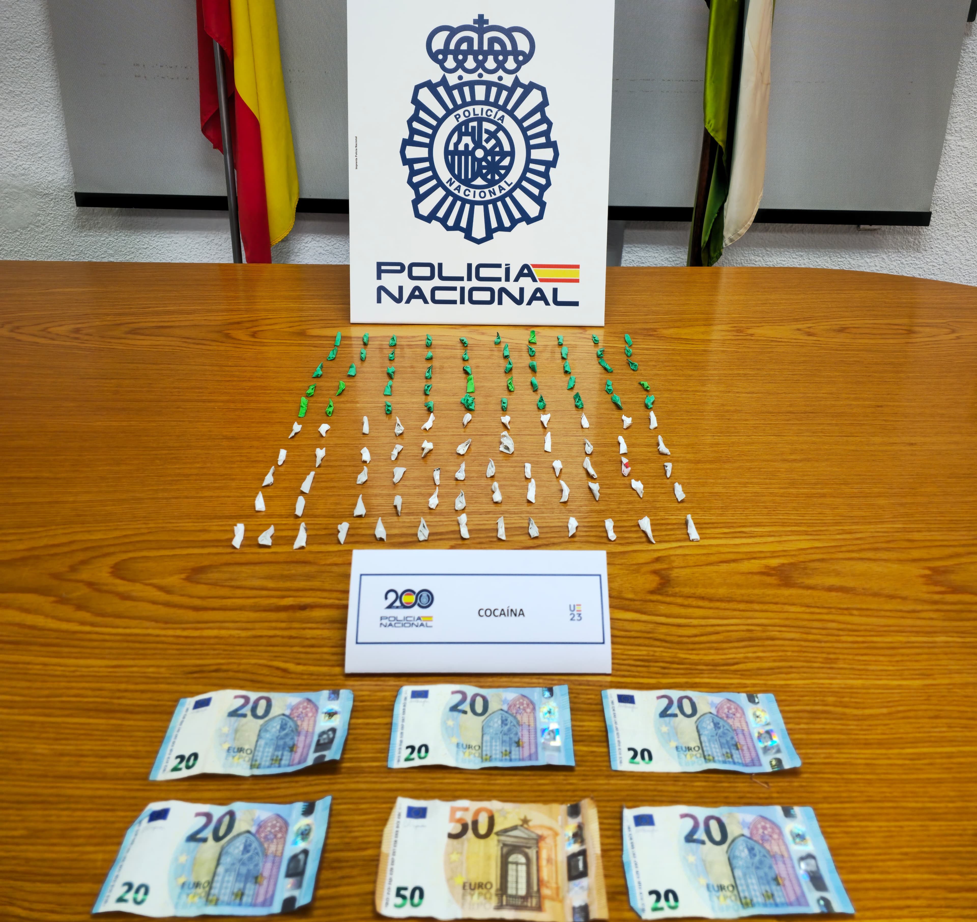 Detienen en Las Palomeras a una persona con 109 papelinas de cocaína preparadas para su venta.