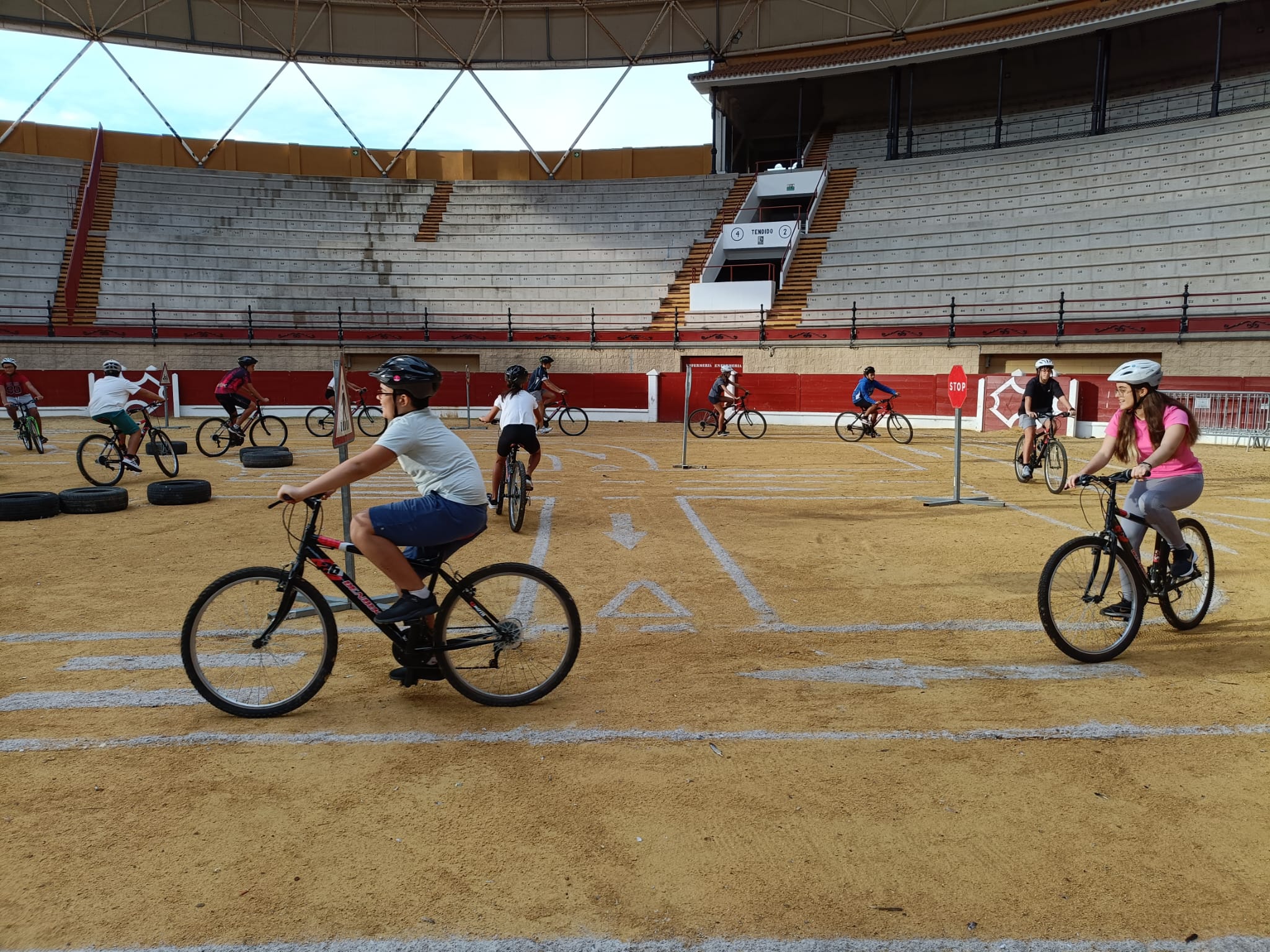 Alumnos del Carlos Cano se suben a la bicicleta por el Día Europeo Sin Coches.