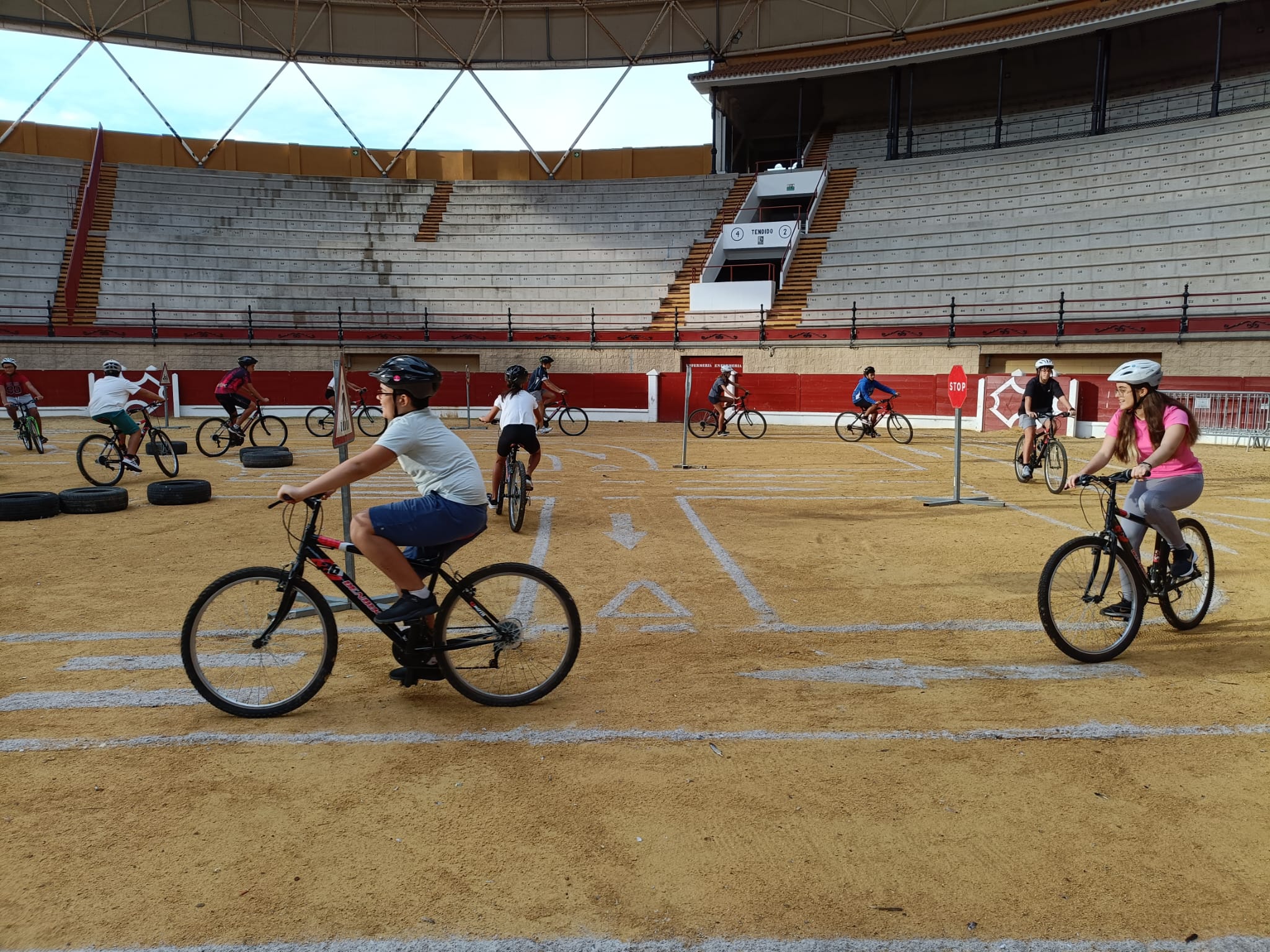 Alumnos del Carlos Cano se suben a la bicicleta por el Día Europeo Sin Coches.