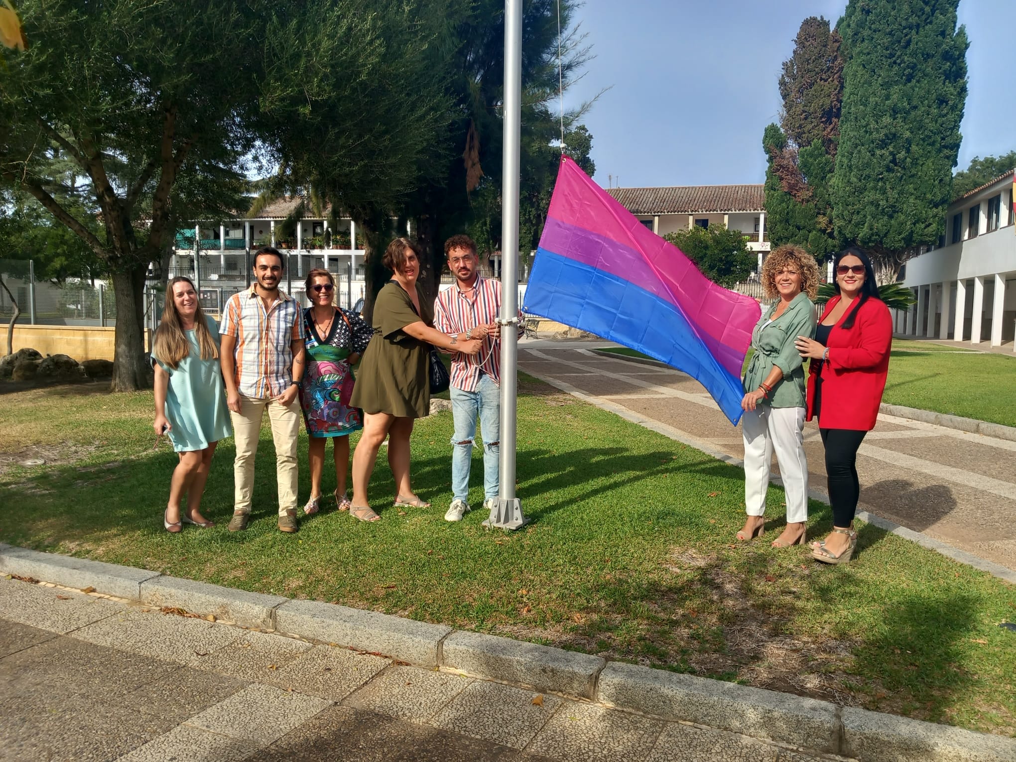 El Ayuntamiento de Castellar de la Frontera y la asociación Arcoiris LGTBI conmemoran el Día de la Visibilidad Bisexual con el izado de la bandera, que se ha llevado a cabo en la tarde de hoy. 