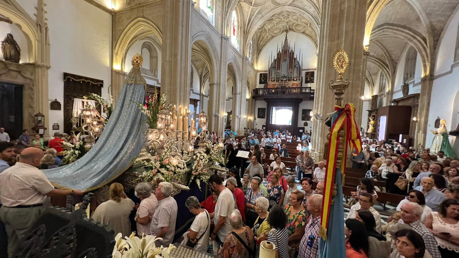 La Virgen de la Luz arropa bajo su manto a los tarifeños en la Eucaristía de Consagración