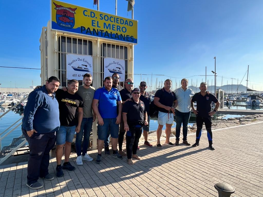 La Sociedad El Mero lleva a cabo una limpieza de fondos marinos en la Ballenera de Algeciras