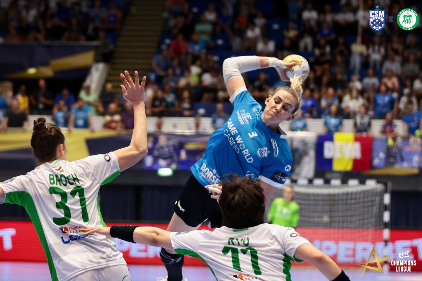 La jugadora del CMS București, Emilie Hegh Arntzen, autora de cuatro goles, lanza sobre la meta del Györi Audi ETO KC