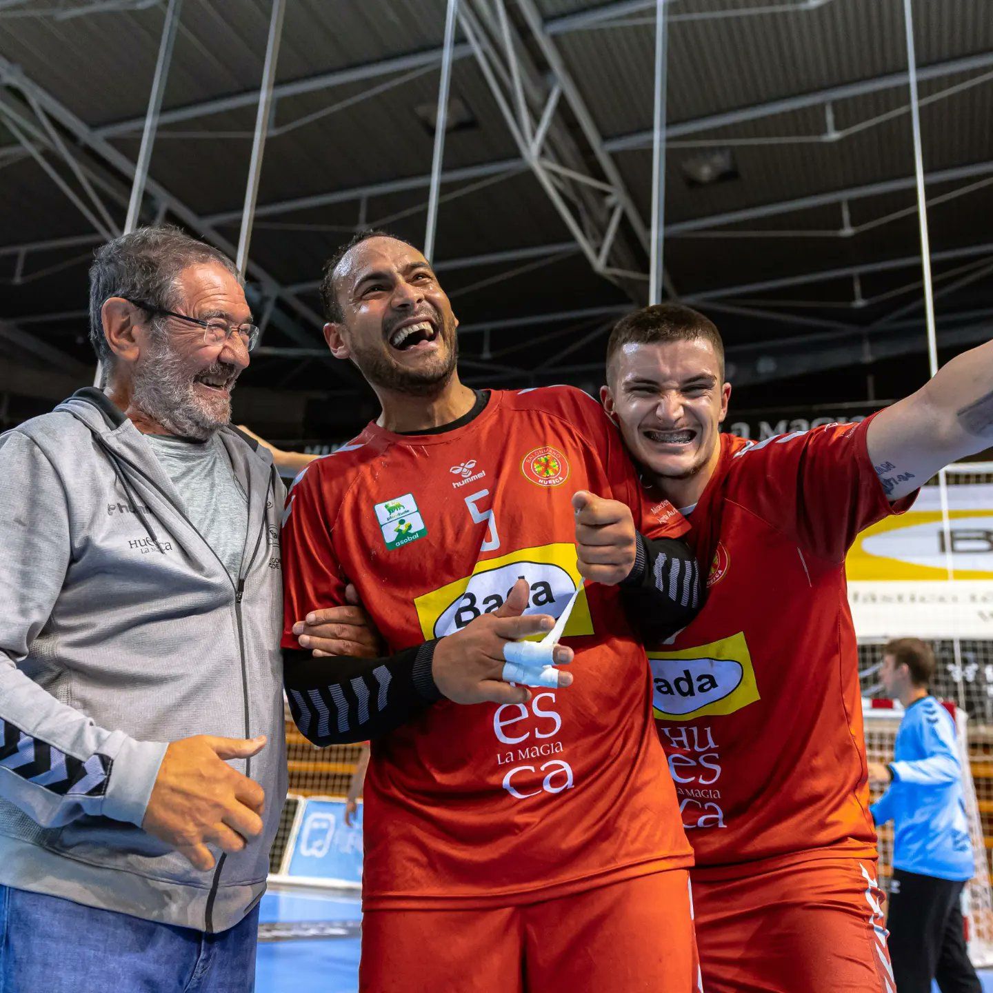 Domingo Luis Mosquera, a la derecha, con Diogenes Cruz y un miembro del equipo del Bada Huesca/Foto: Andrey Sapizhak 