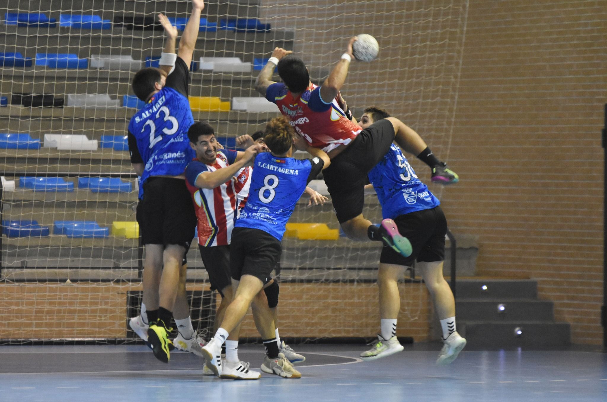 Sebas Restrepo se eleva para lanzar ante el marco del BM Leganés/Foto: Balonmano Leganés