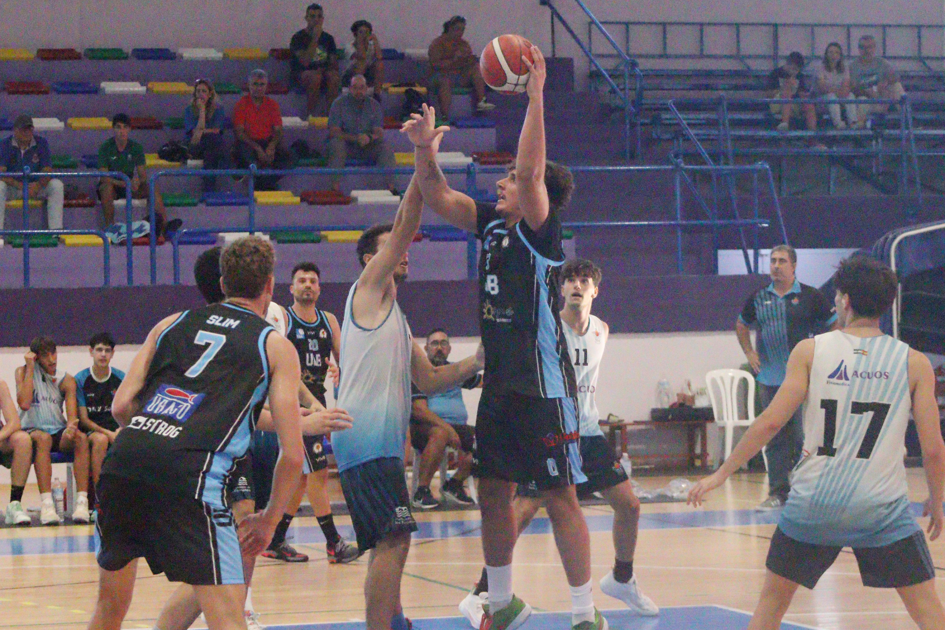 Alejandro Valor intenta un tiro a la canasta del Cimbis/Foto: Axel S.C.