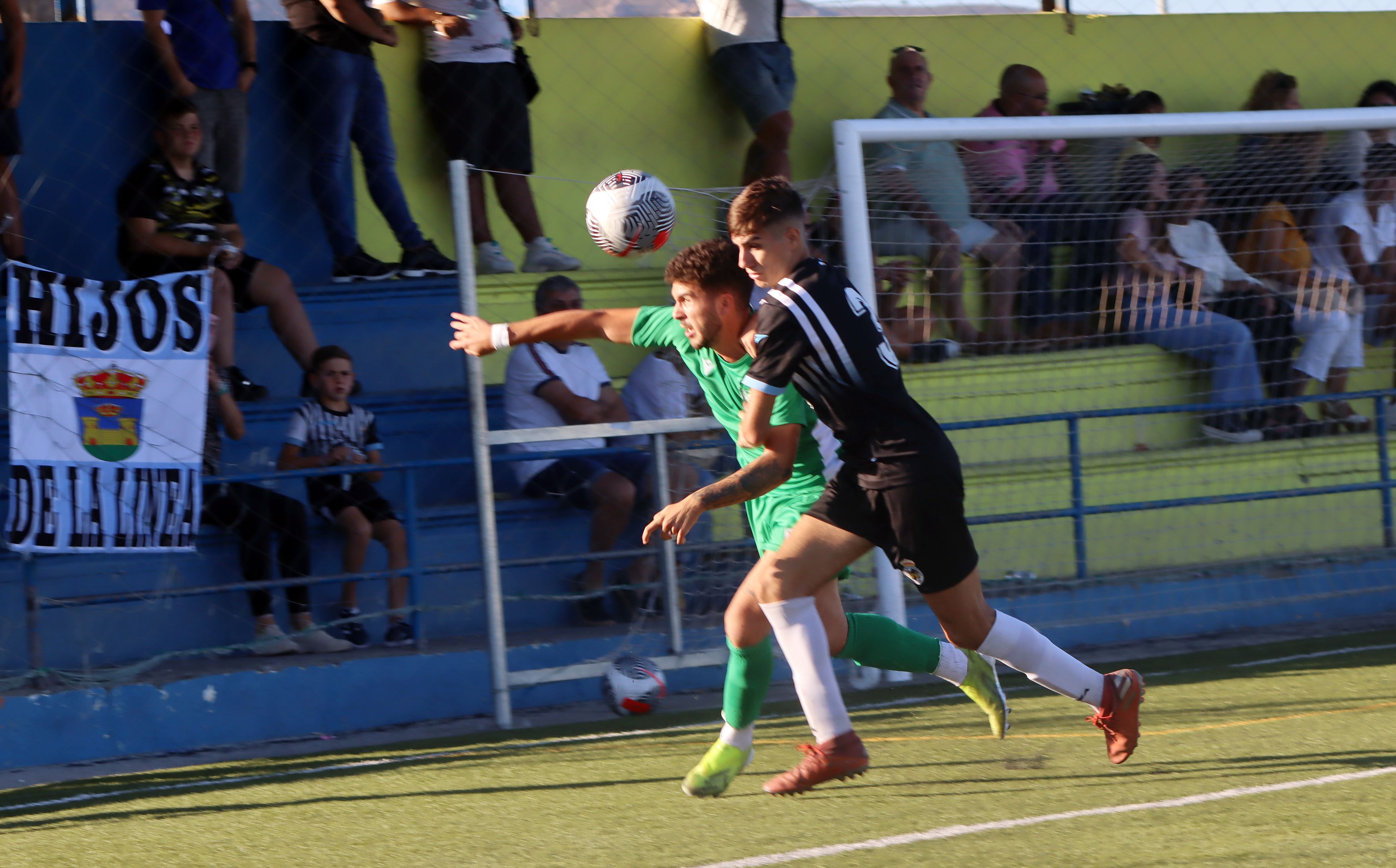El balono Alberto pugna con un jugador del Sanluqueño B durante el partido de hoy/Foto: Axel S.C.