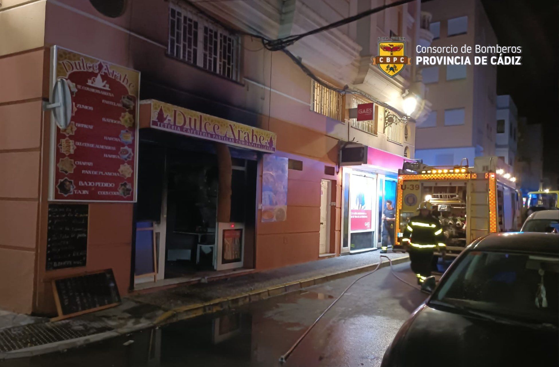 Bomberos sofocan un incendio de una pastelería en la calle Aurora de La Línea
