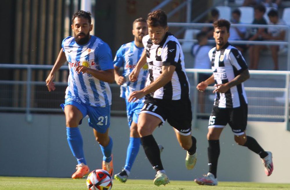 Fran Carbià busca la pelota con el jugador del Águilas FC, Bravo/Foto: rbl1912