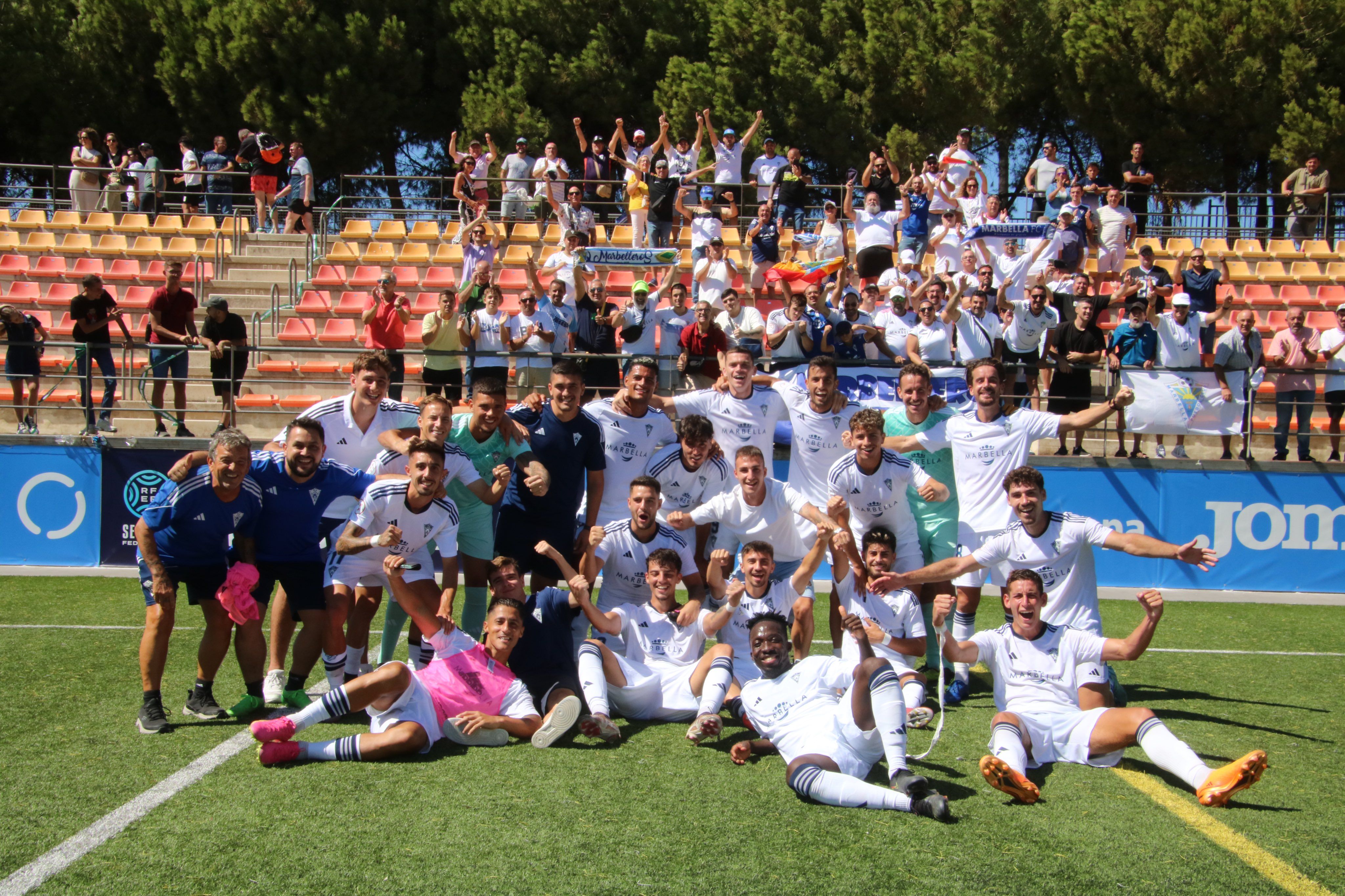 Los jugadores del Marbella FC festejan su triunfo en Estepona que les permite seguir de líderes del Grupo IV de Segunda Federación