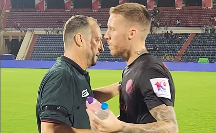 El barreño 'Tiri' saluda a un componente del rival tras la victoria del Mumbay City en la primera jornada de la Super League