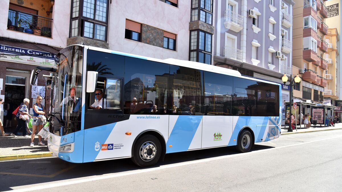 Modificaciones del transporte urbano en La Línea para este Jueves y Viernes Santos. Un autobús de La Línea. Imagen de archivo. 