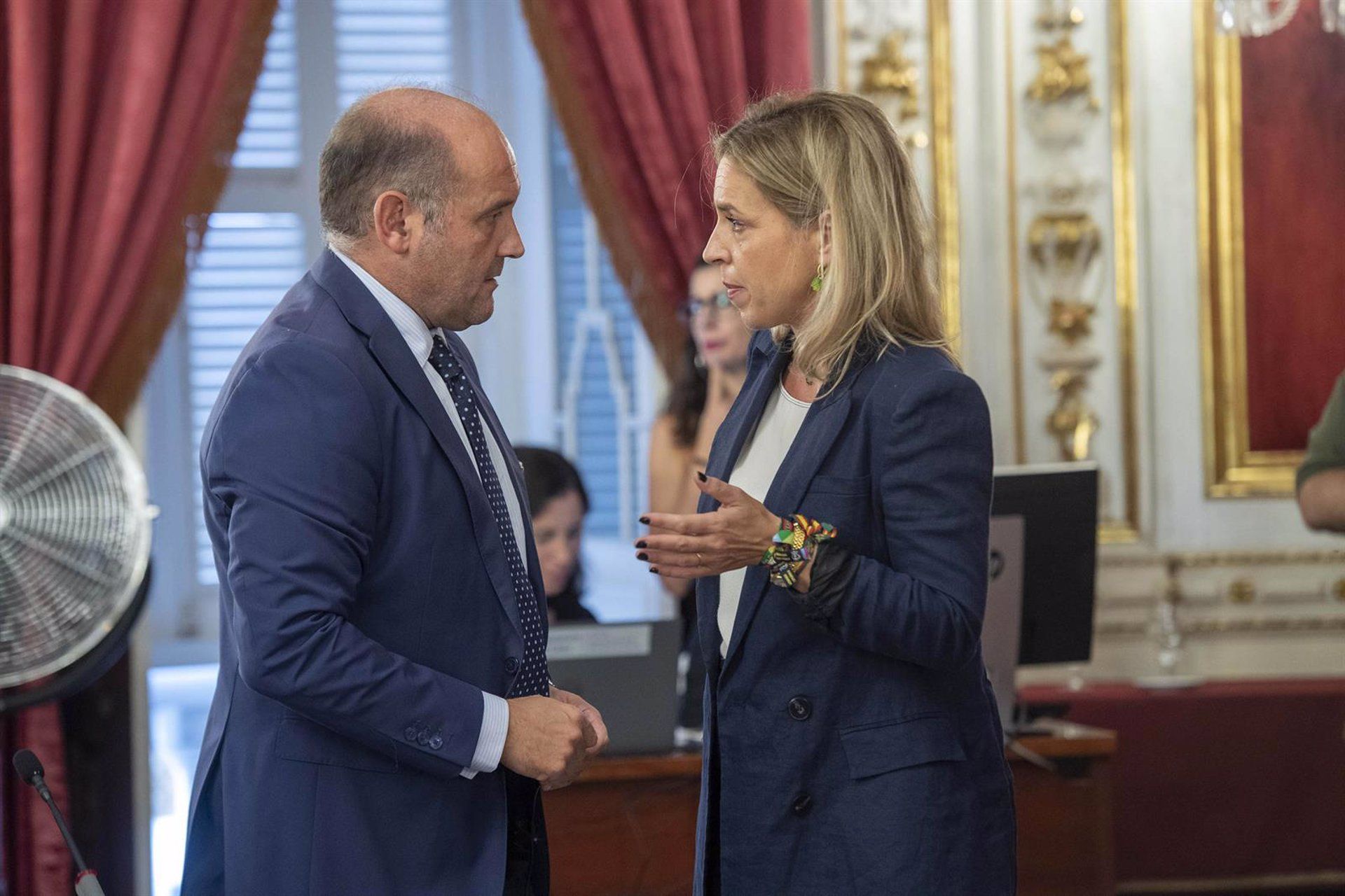 El PP asegura que la Diputación no va a dejar "ningún municipio atrás" y afea las críticas del PSOE. Juancho Ortiz, portavoz del PP en la Diputación, con la presidenta Almudena Martínez. - DIPUTACIÓN DE CÁDIZ.