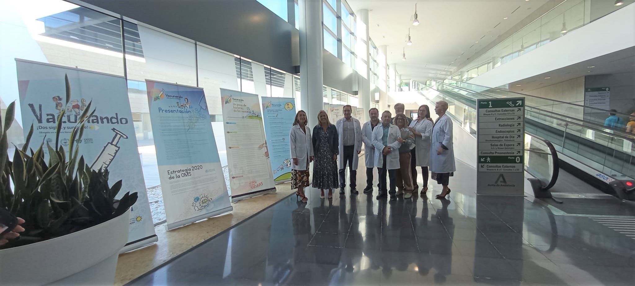 El Hospital de La Línea acoge la exposición divulgativa 'Vacunando: ¡Dos siglos y sumando!'.
