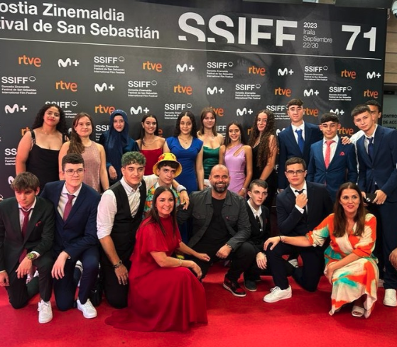 Estudiantes de los institutos García Lorca y Saladillo en la presentación oficial de los cortometrajes del Festival de Cine de San Sebastián, junto al director algecireño Alexis Morante. 