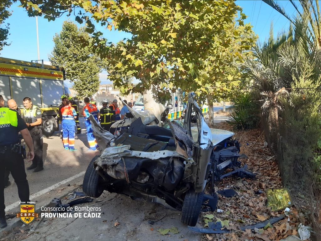 Dos personas mueren tras impactar contra un árbol en el polígono de Cortijo Real en Algeciras