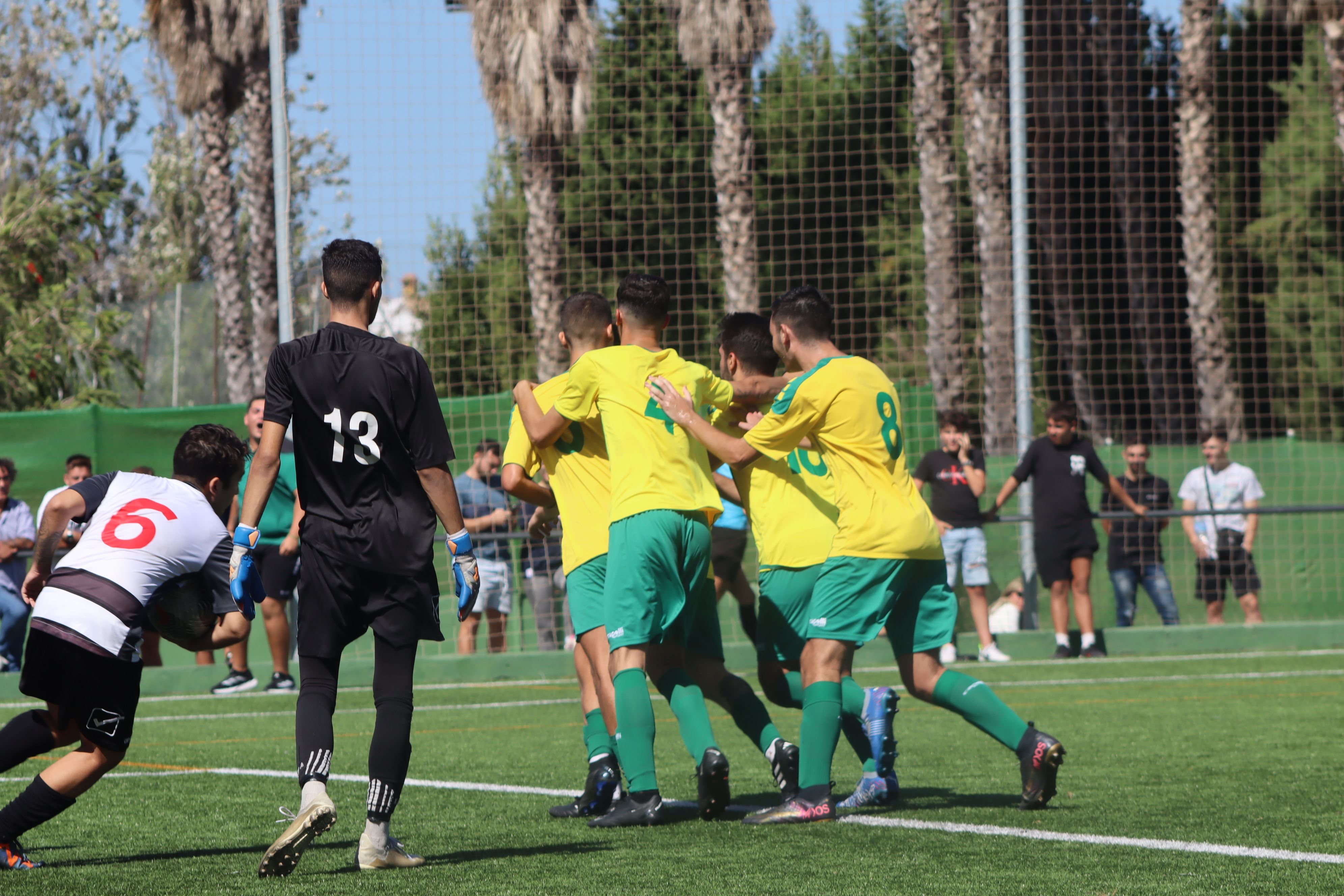 Los jugadores del filial de la Unión Deportiva Los Barrios celebran el 3-1 ante el CD La Rock Puente FC en la vuelta de la Supercopa Diputación/Foto: Axel S.C.
