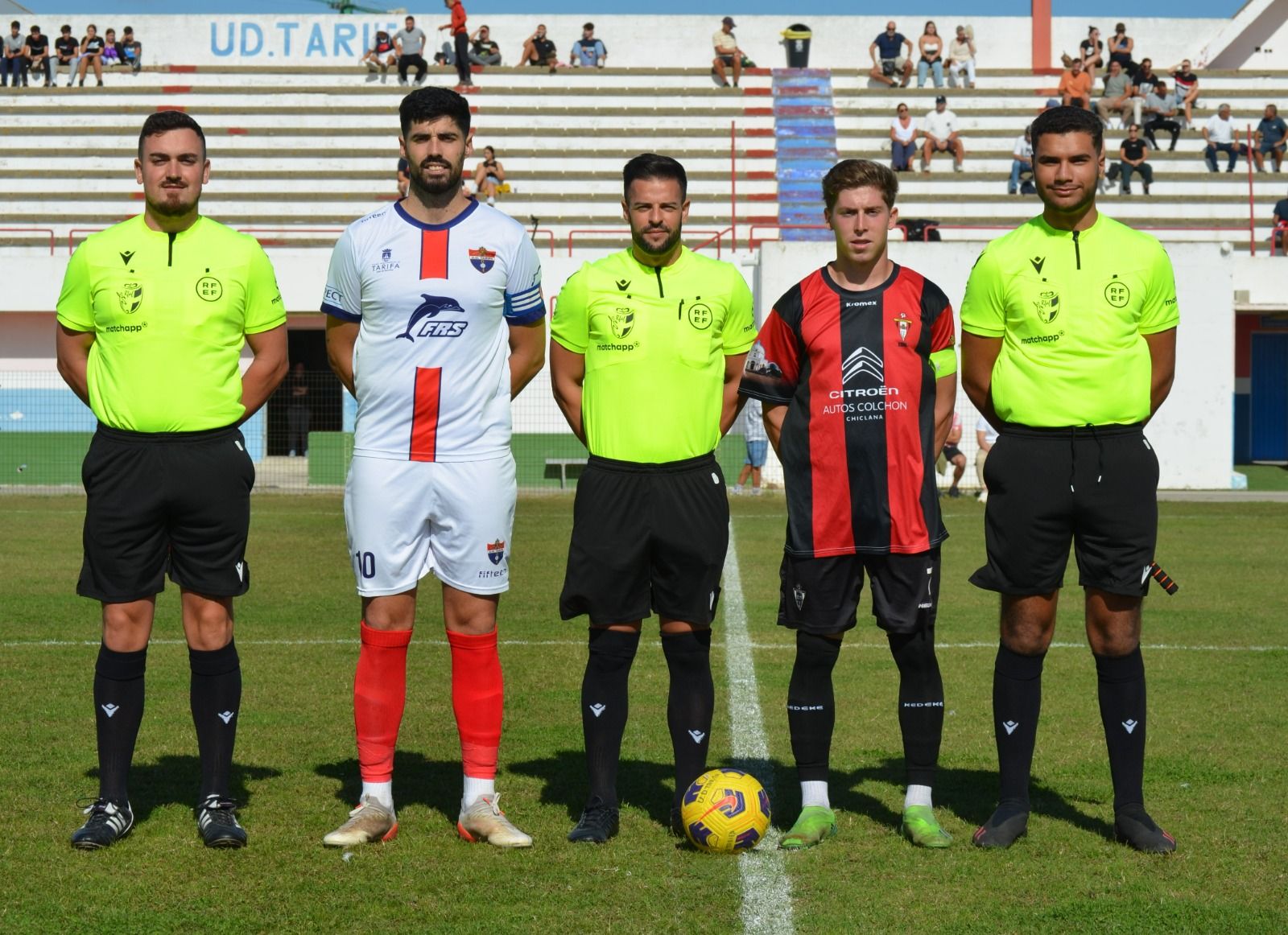 Los capitanes de UD Tarifa y Chiclana Industrial posan junto al trío arbitral/Foto Macu Hoyos