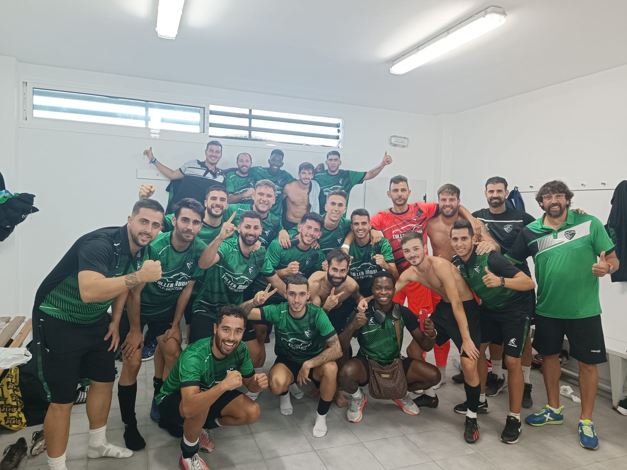 Los jugadores de la AD Taraguilla festejan su triunfo en San José del Valle