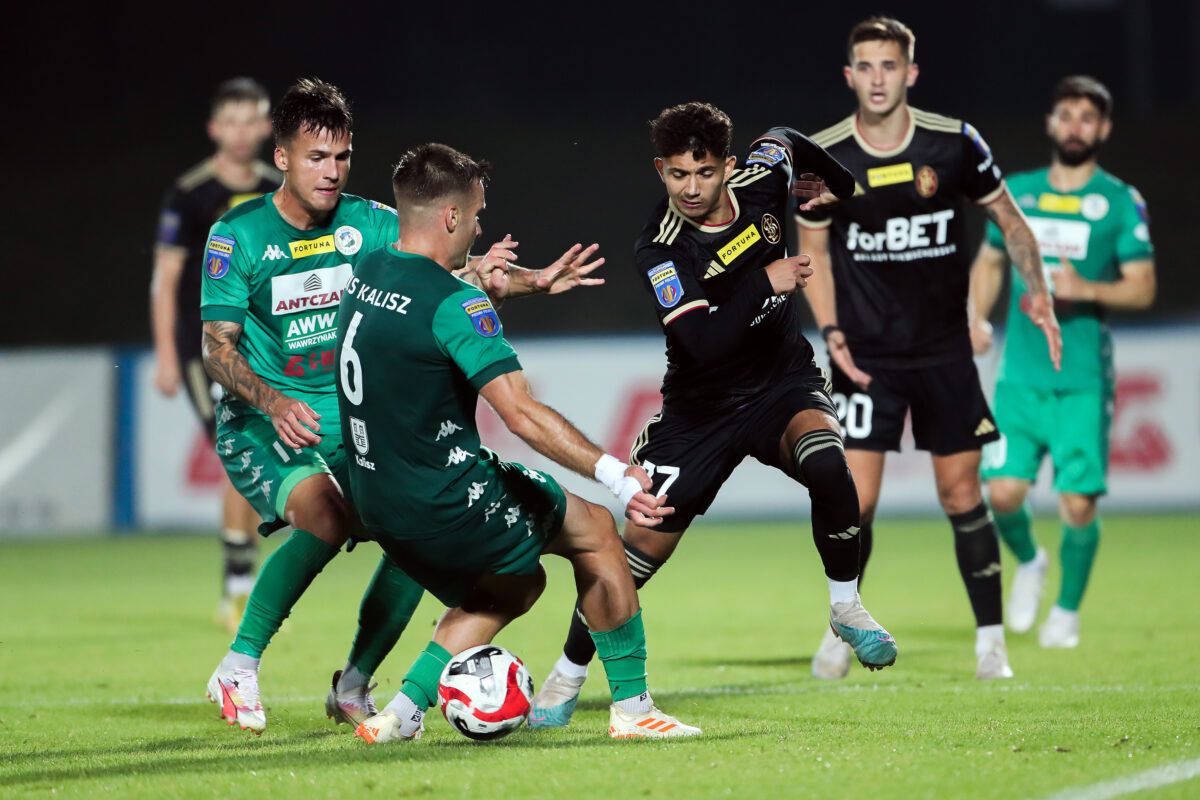 Un lance del duelo copero entre el ŁKS Łódź (de negro) y el KKS 1925 Kalisz/Foto:  Jakub Piasecki  / Cyfrasport / ŁKS Łódź