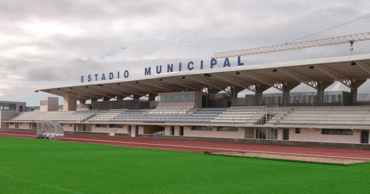 Vista de la grada principal del Estadio 'Municipal' de Miguelturra, sede del CD Manchego-RB Linense/Foto: Ayuntamiento de Miguelturra