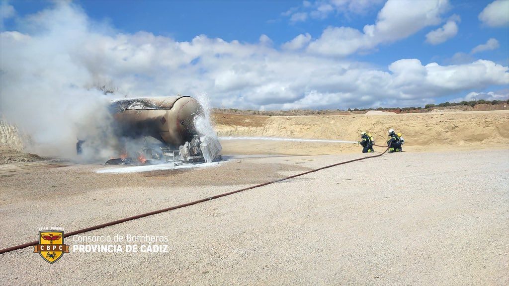 Bomberos extinguen el incendio de un camión cisterna con gas natural en Los Barrios.