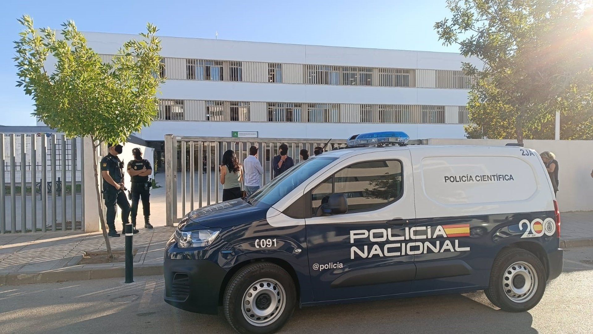 Agentes de Policía donde se ha producido la agresión en el colegio de Jerez.