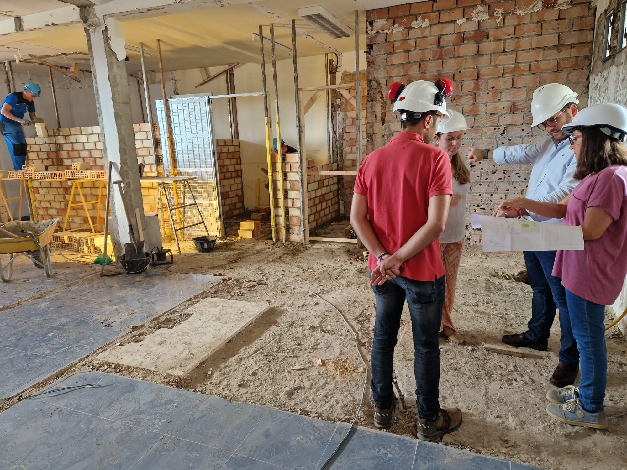 Avanza la rehabilitación del aula de Juventud en Castellar