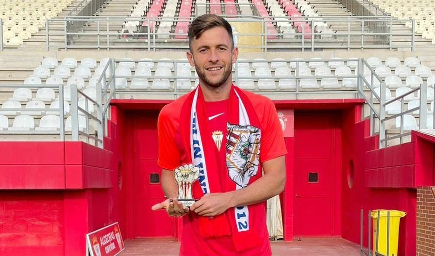 Iván Turrillo posa con el premio que le ha otorgado la Peña 'Estibadores ACF' como mejor jugador de la temporada 22/23