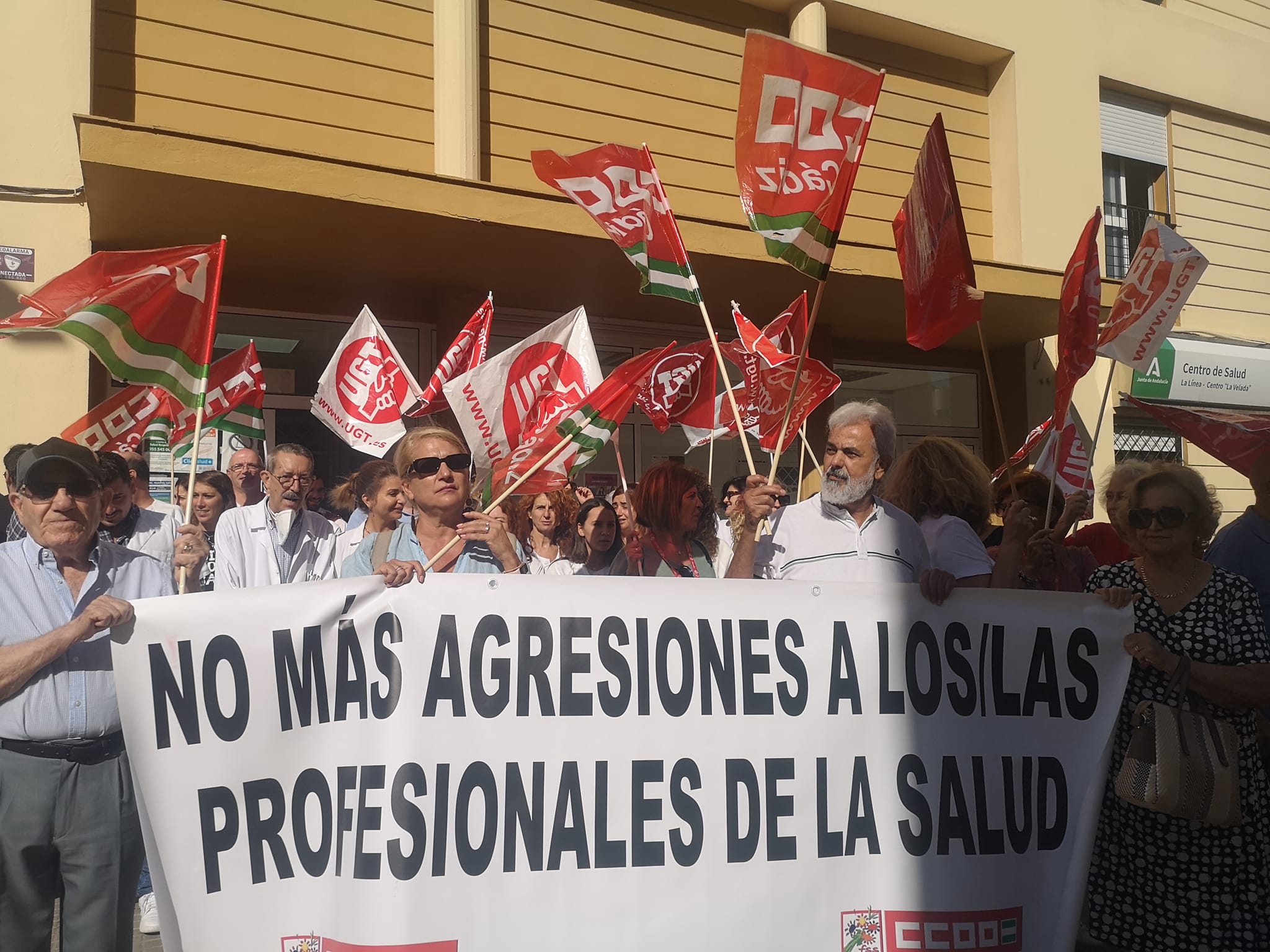 "Hemos pasado de ser héroes durante la pandemia a ser agredidos habitualmente en nuestro trabajo". En esta imagen, un momento de la concentración de este viernes en el centro de salud La Velada. Foto: S.D.