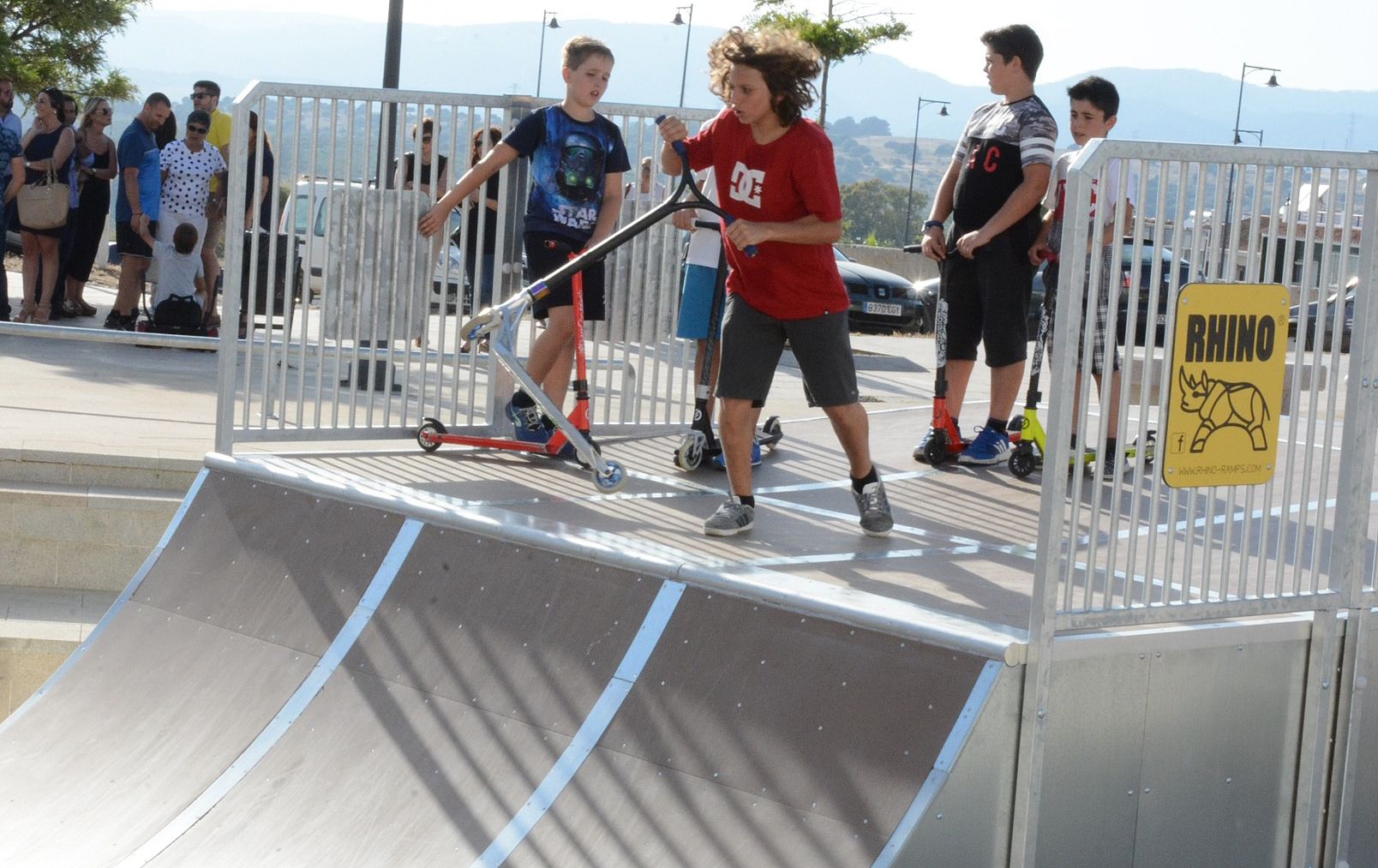 Unos niños disfrutan del monopatín en el skate park de San Roque casco