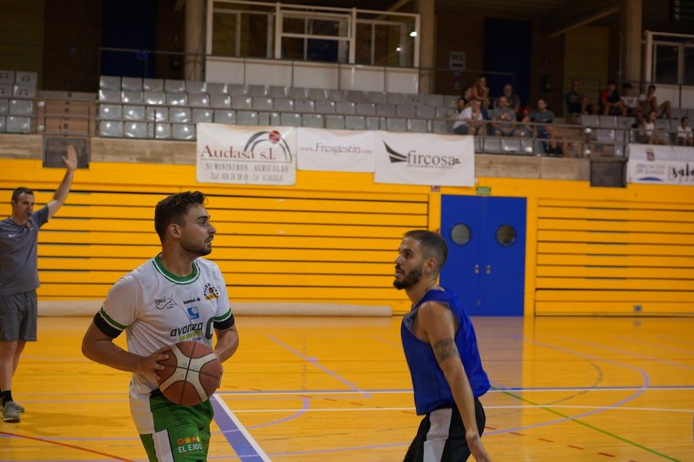 Un jugador del CB Murgi trata de pasar a un compañero en un choque de pretemporada