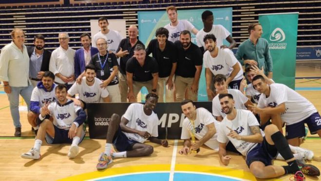 Los jugadores de Damex UDEA Algeciras celebran su sexta Copa Diputación-Memorial 'Carlos Duque'/Foto: Axel S.C.