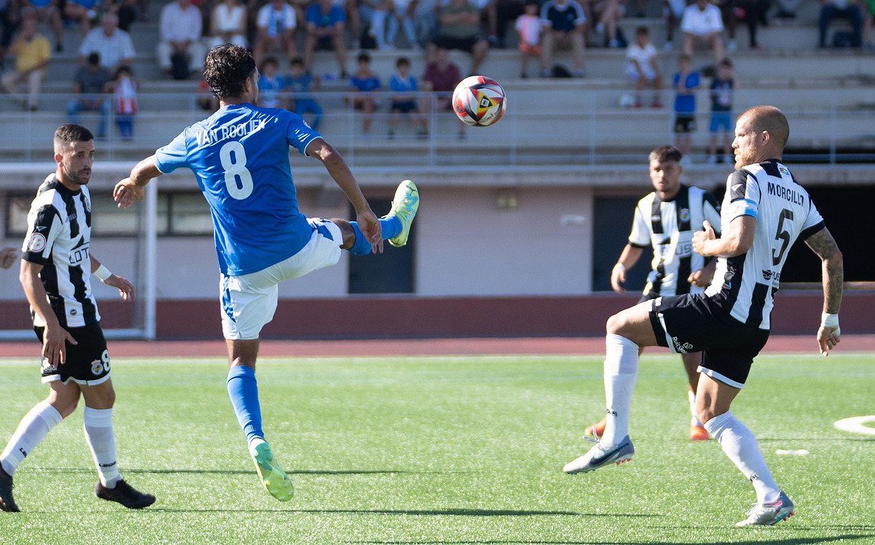 El jugador neerlandés del CD Manchego, Mitchell Van Rooijen, trata de controlar el balón ante Javi Morcillo, de la RB Linense