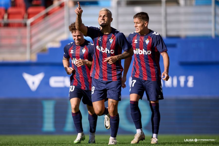 El sanroqueño Stoichkov celebra su gol con la SD Eibar al CD Tenerife