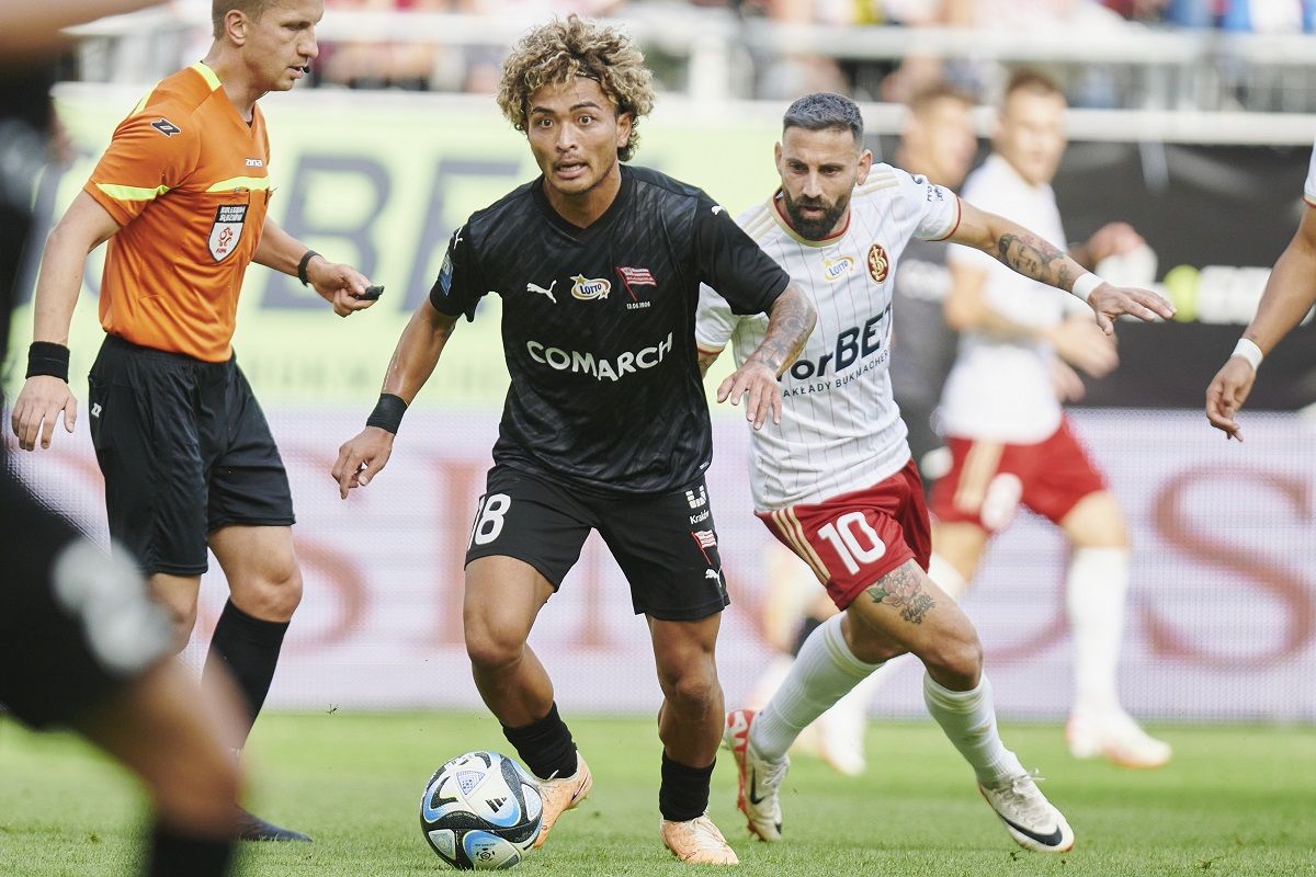 El barreño 'Pirulo' trata de cortar el balón que lleva Takuto Oshima, del KS Cracovia