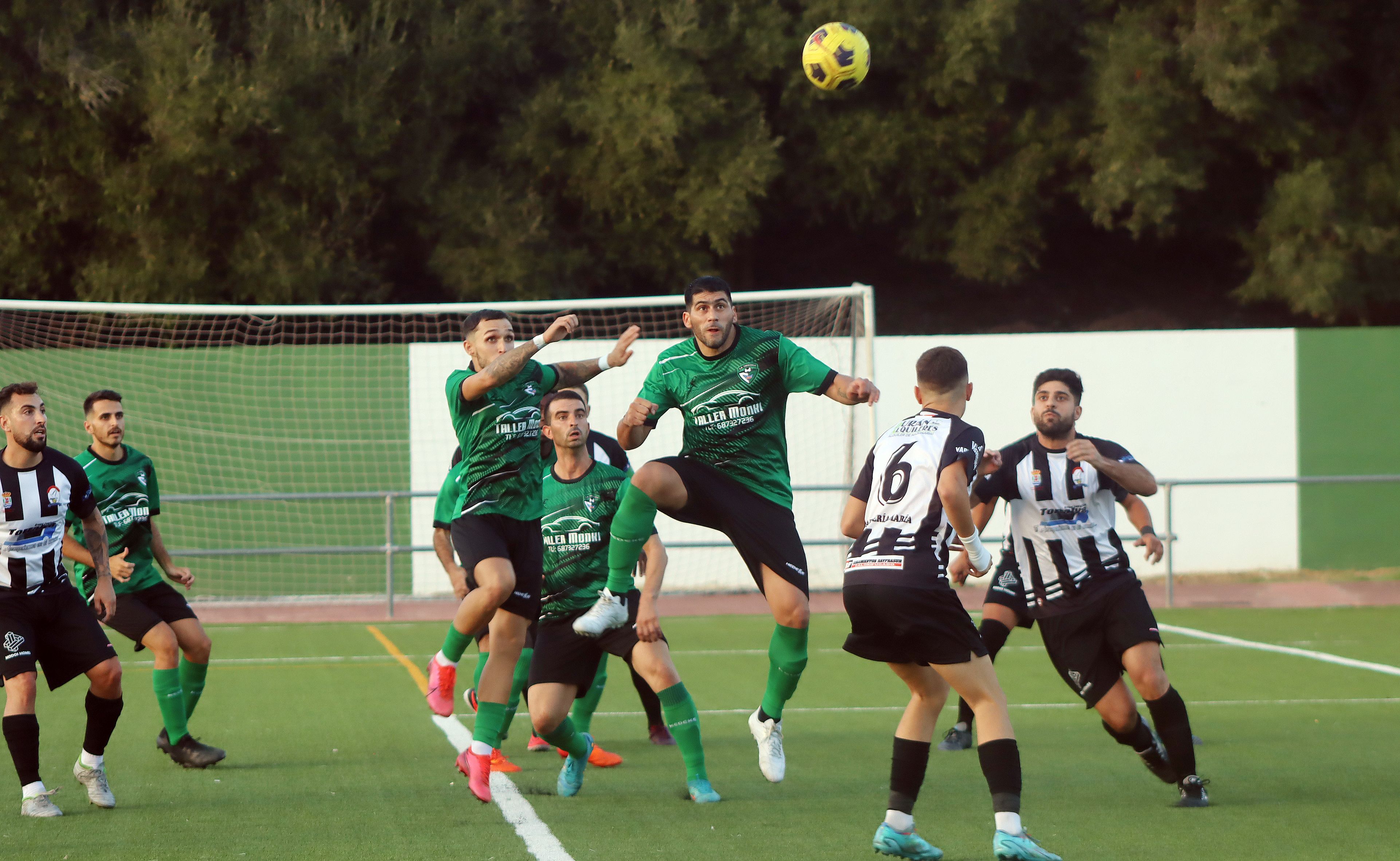 Leo Carboni, jugador de la AD Taraguilla, se eleva para rematar el balón ante la AD Nueva Jarilla/Foto: Axel S.C.