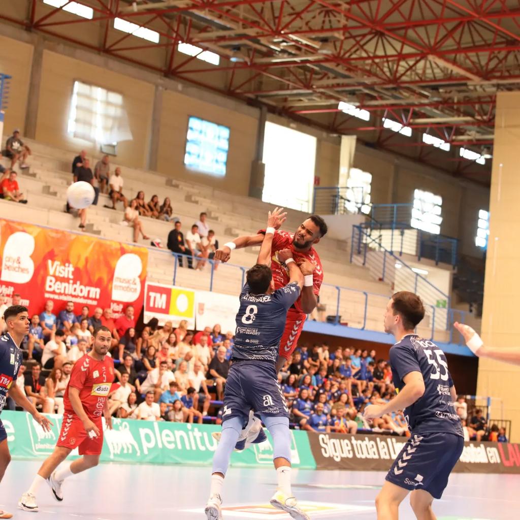 Siete goles de Domingo Luis Mosquera en el empate del Bada Huesca en Benidorm (26-26)