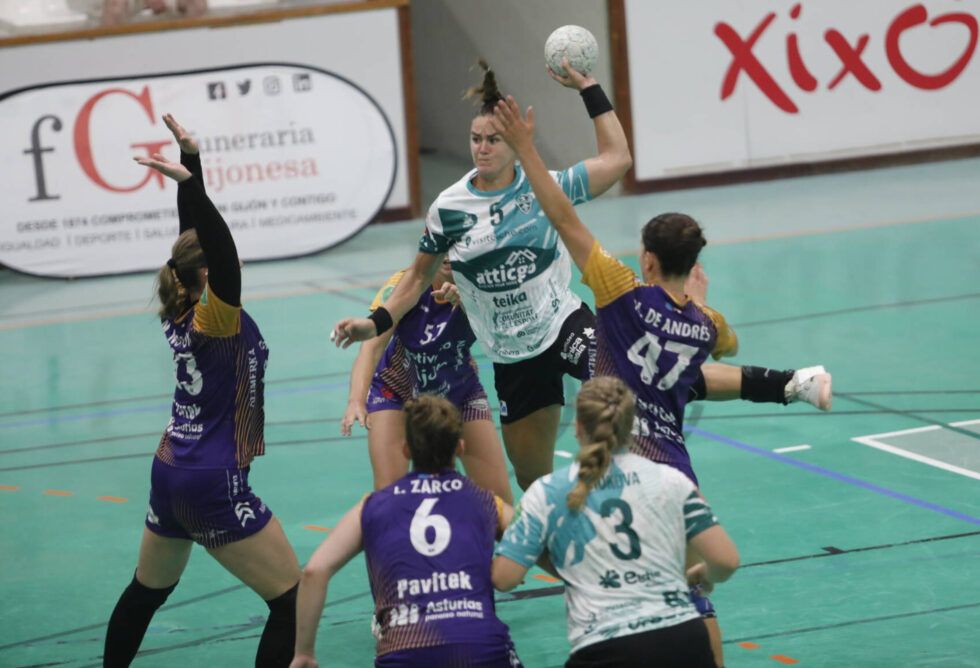 Nueva derrota del BMC Motive.co Gijón pese a los tres goles de Paula Valdivia (28-32)