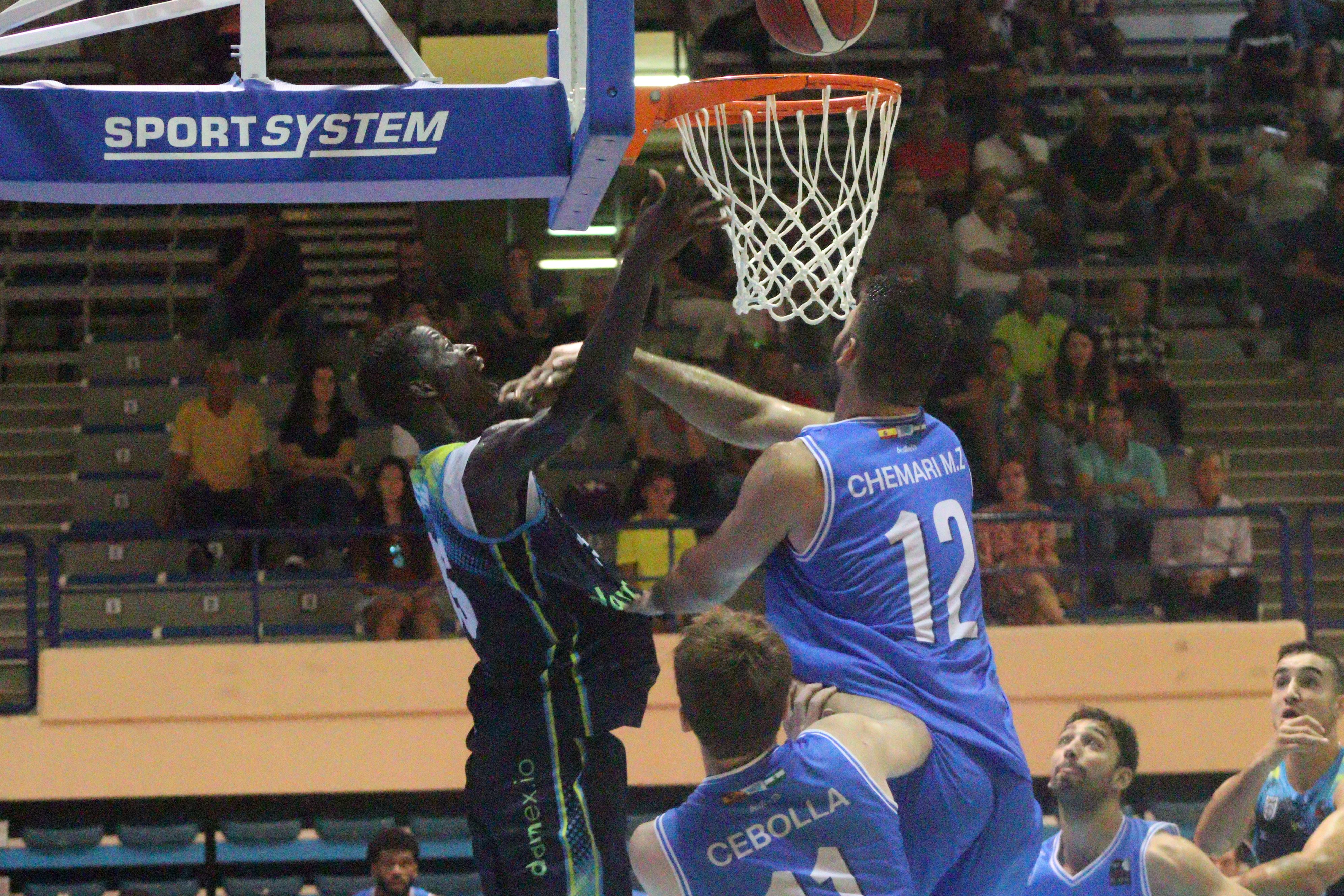 El jugador de UDEA, Issa Thiam, trata de anotar ante la oposición de 'Chemari' Morales, del CB Ciudad de Huelva/Foto: Axel S.C.