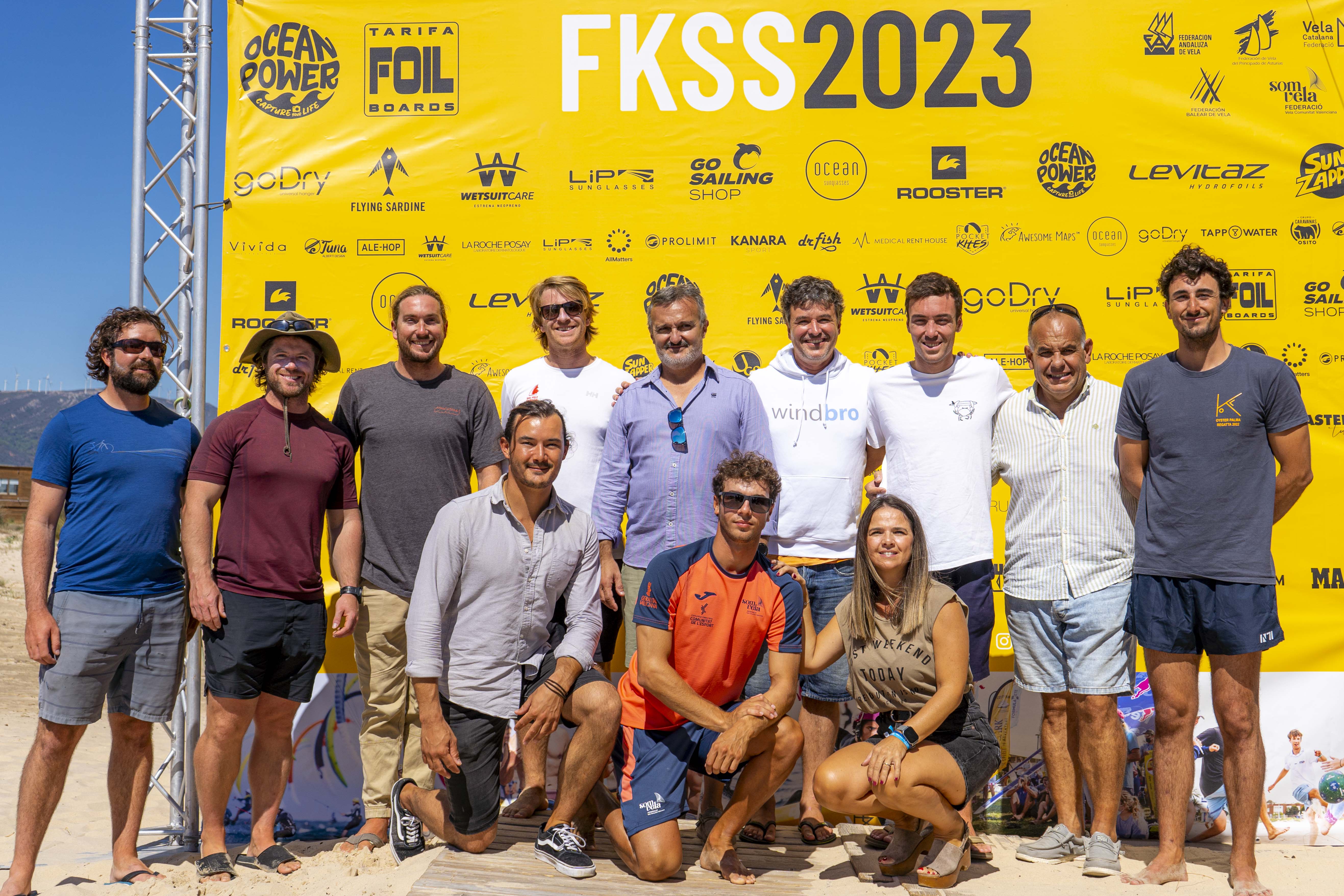 Regatistas posando junto a las autoridades de Tarifa/Foto ©Toni Forqués (FKSS 2023)