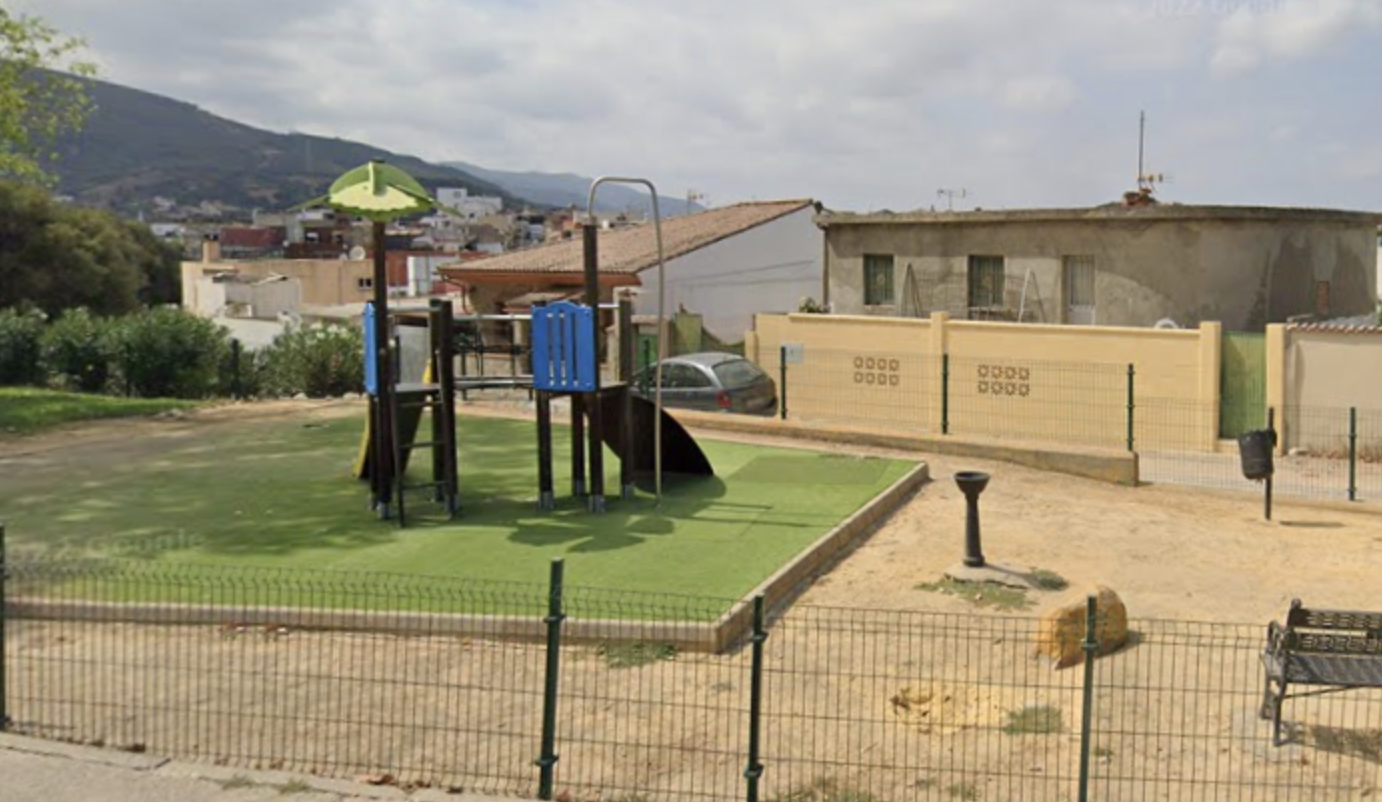 Detenido un hombre que se estrelló contra un parque infantil tras huir de un control en Algeciras. Imagen: Google Maps.