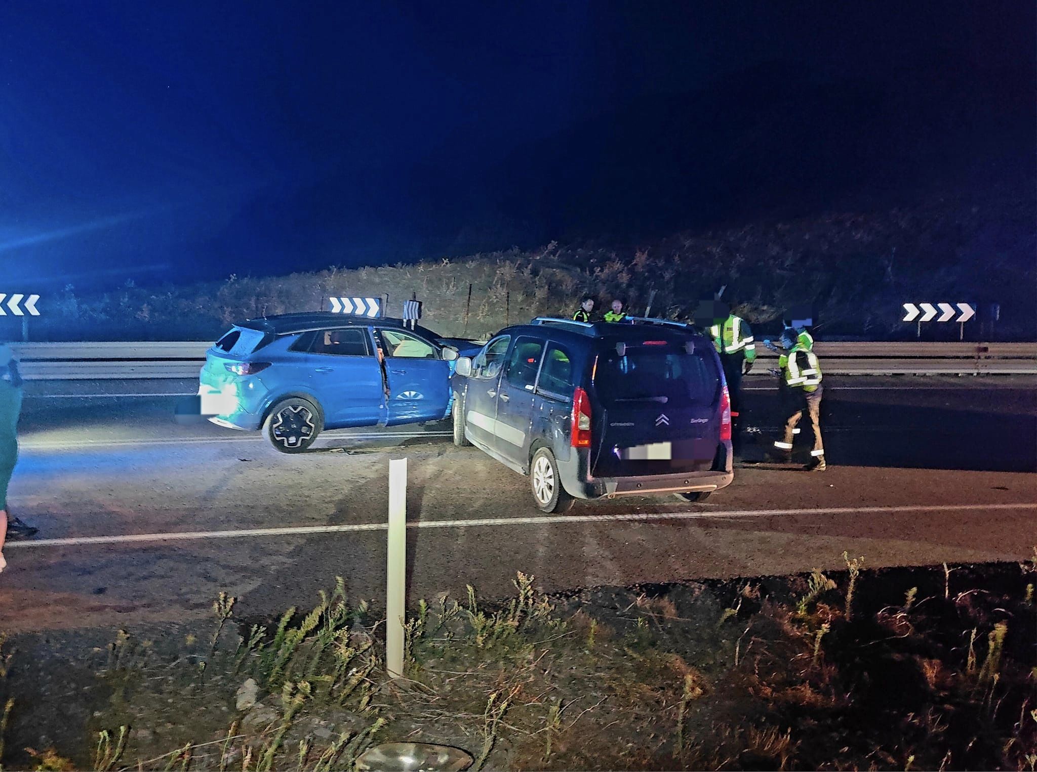Dos vehículos colisionan tras invadir uno el carril contrario en la N-340 en Tarifa