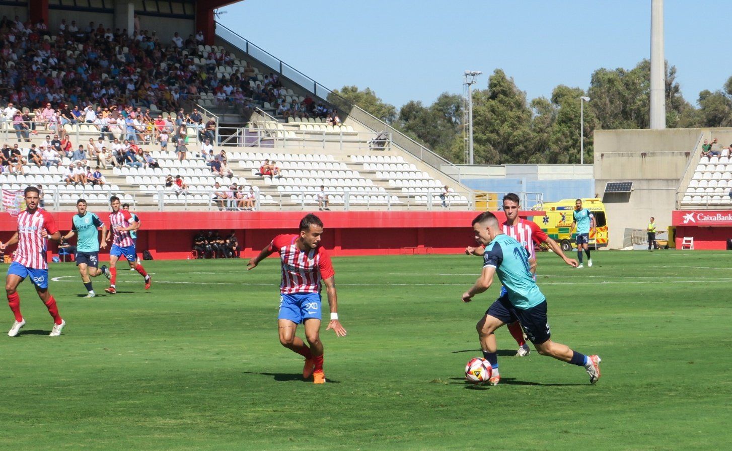 El algecireño Álex Guti, jugador del Atlético Sanluqueño, conduce el balón