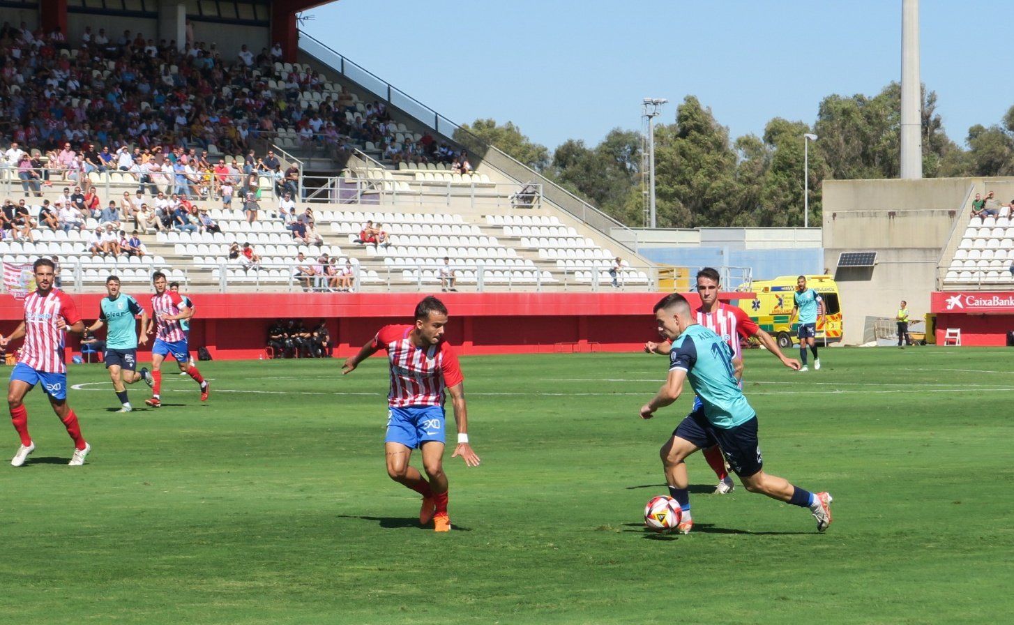 El algecireño Álex Guti, jugador del Atlético Sanluqueño, conduce el balón El algecireño Álex Guti, jugador del Atlético Sanluqueño, conduce el balón