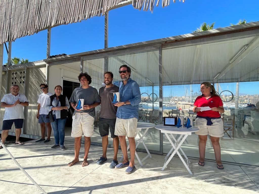 Parias y Benjumea reciben sus premios tras ser terceros en H-16 en el Campeonato Nacional de catamaranes