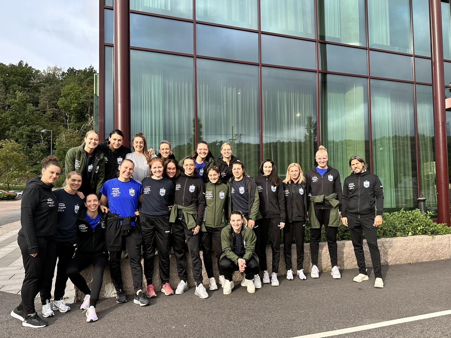 Jennifer Gutiérrez, en la fila superior y de gris, posa con sus compañeras en el hotel de Suecia en la Champions