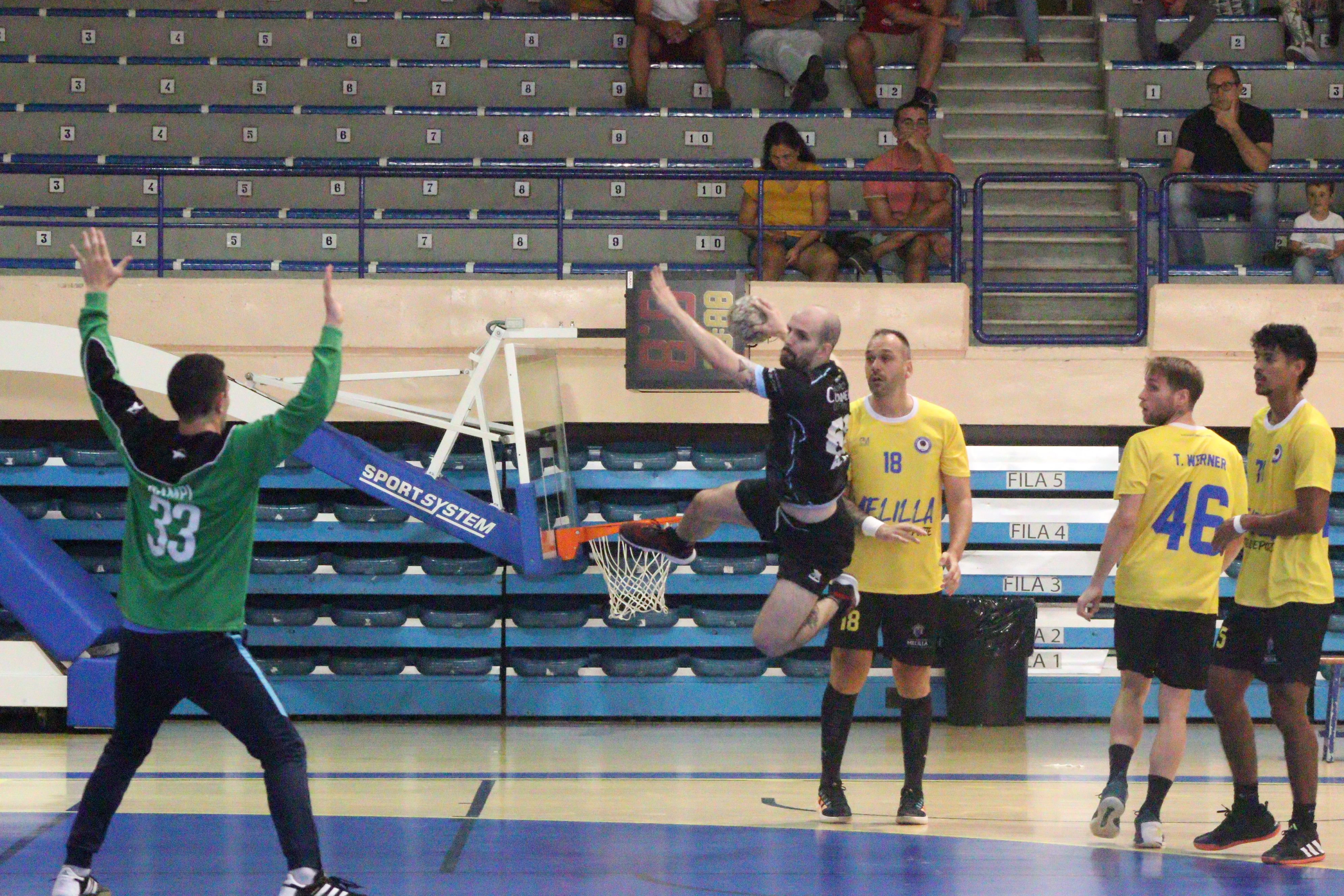 El jugador del BM Ciudad de Algeciras, Ángel Verdú, salta para tratar de marcar en la portería del Melilla/Foto: Axel S.C.