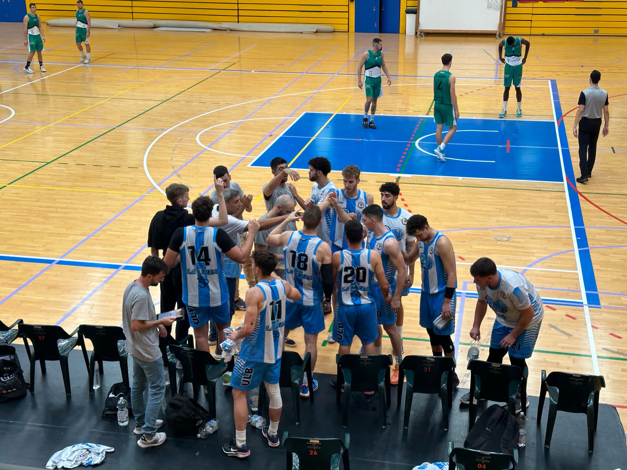 Los jugadores del OH!Tels ULB, durante un tiempo muerto en El Ejido