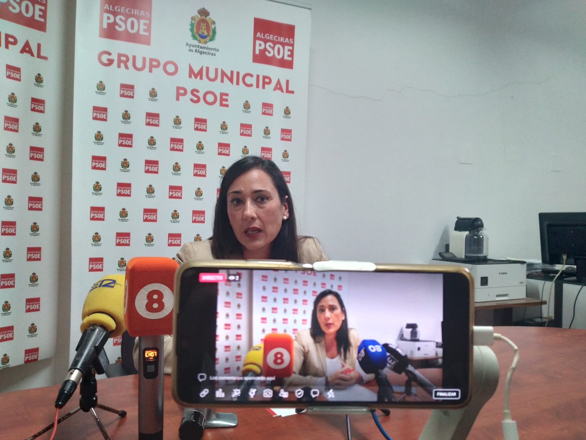 La secretaria del PSOE de Algeciras, Rocío Arrabal, durante la rueda de prensa.